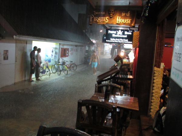 An dem Abend hatte es so Monsoon-artig geregnet, dass wir barfuß und fast bis zu den Knien im Wasser zu unserer Bleibe zurück schlurfen durften. Ich fands super. Ich war trunken von Rum und unser Hotel war eh auf Stelzen im Wasser gebaut...