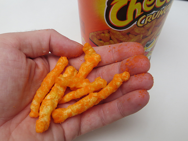 hand voll cheetos