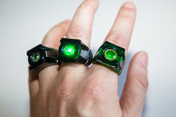 green lantern ringe am Finger